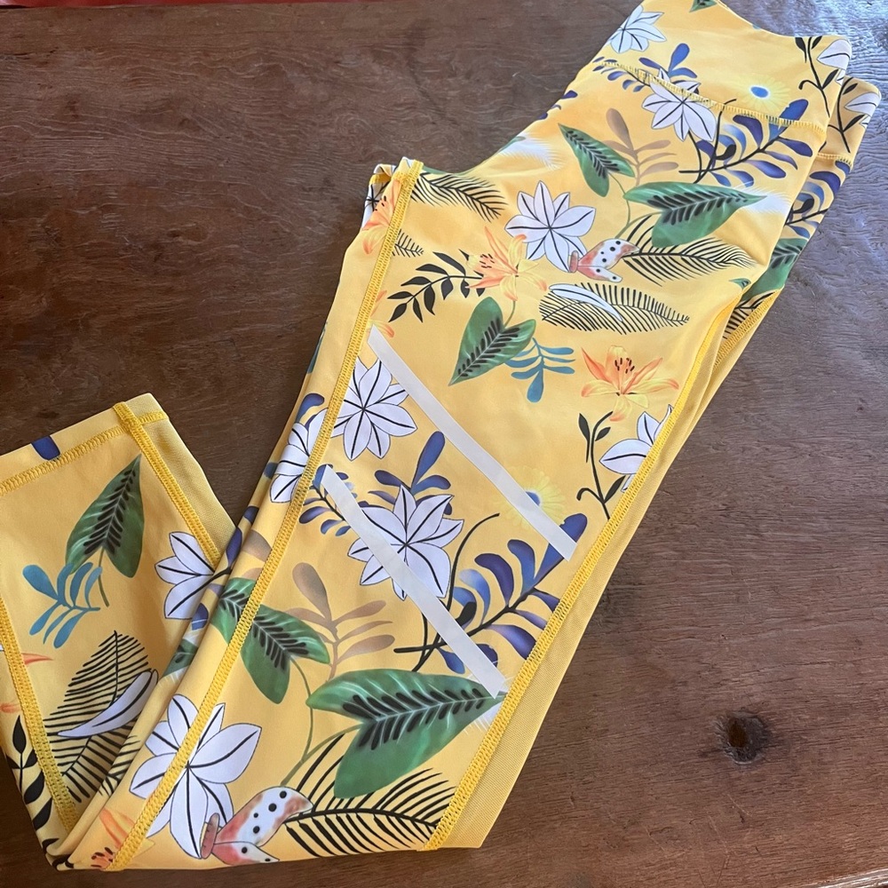 Zyia Active Yellow Floral Reflective Light n
Tight High Rise Leggings Size 8-10
